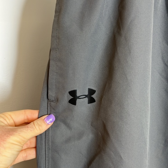 Under Armour Loose Fit Gray Windbreaker Pants- 2XL - Picture 3 of 7